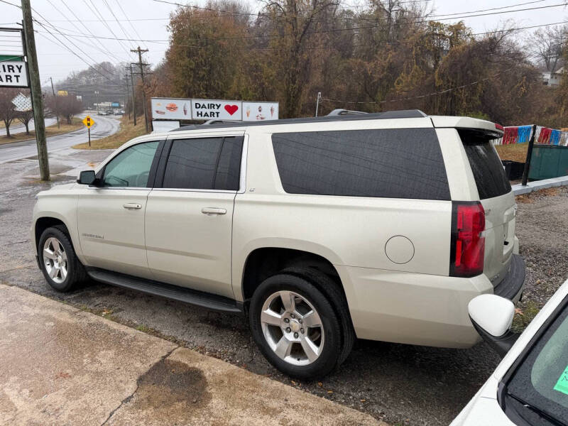 2016 Chevrolet Suburban LT's photo
