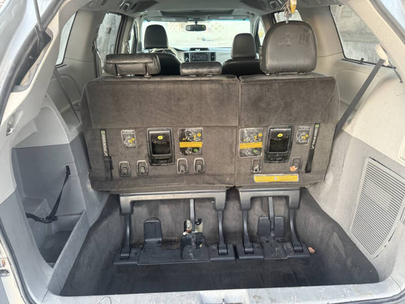 2014 Toyota Sienna SE 8-Passenger