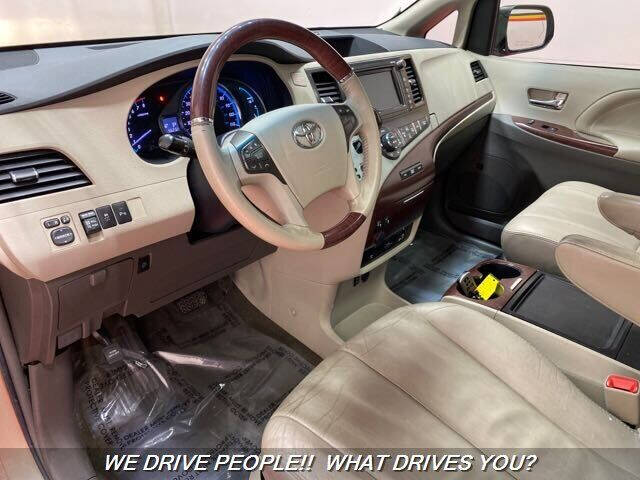 2012 Toyota Sienna XLE 7-Passenger Auto Access Seat