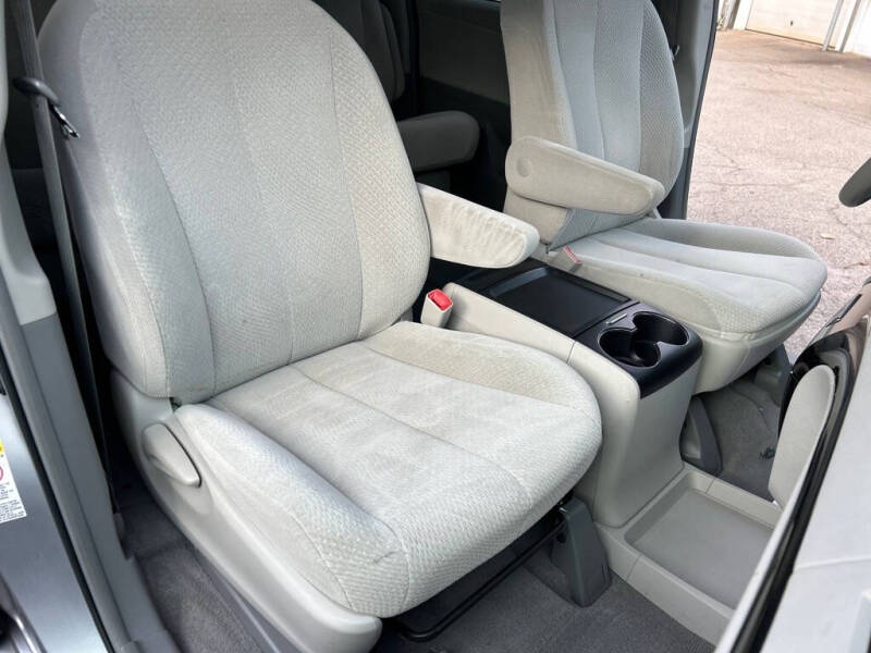 2011 Toyota Sienna LE 7-Passenger