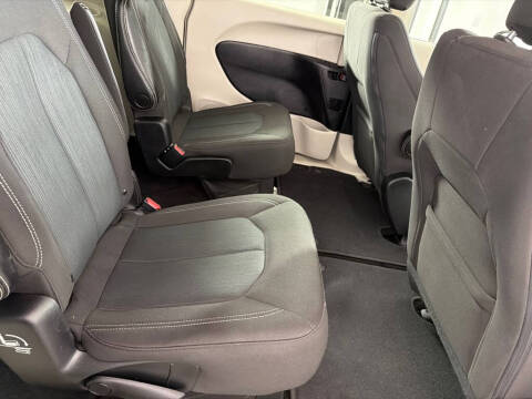 2022 Chrysler Voyager LX