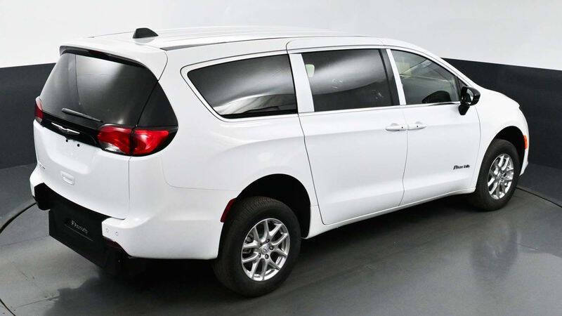 2025 Chrysler Voyager LX