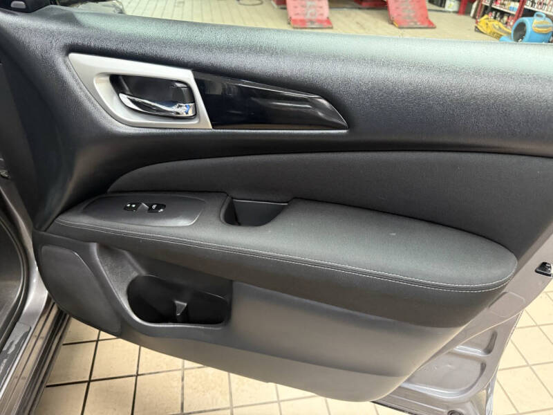 2017 Nissan Pathfinder SV