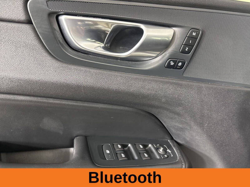 2024 Volvo XC60 B5 Core Dark Theme