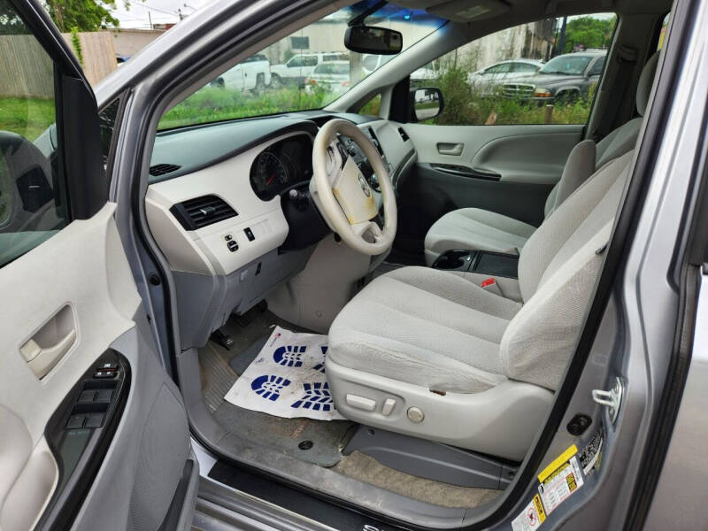 2013 Toyota Sienna L photo 21