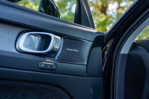 2024 Volvo XC40 B5 Ultimate Dark Theme