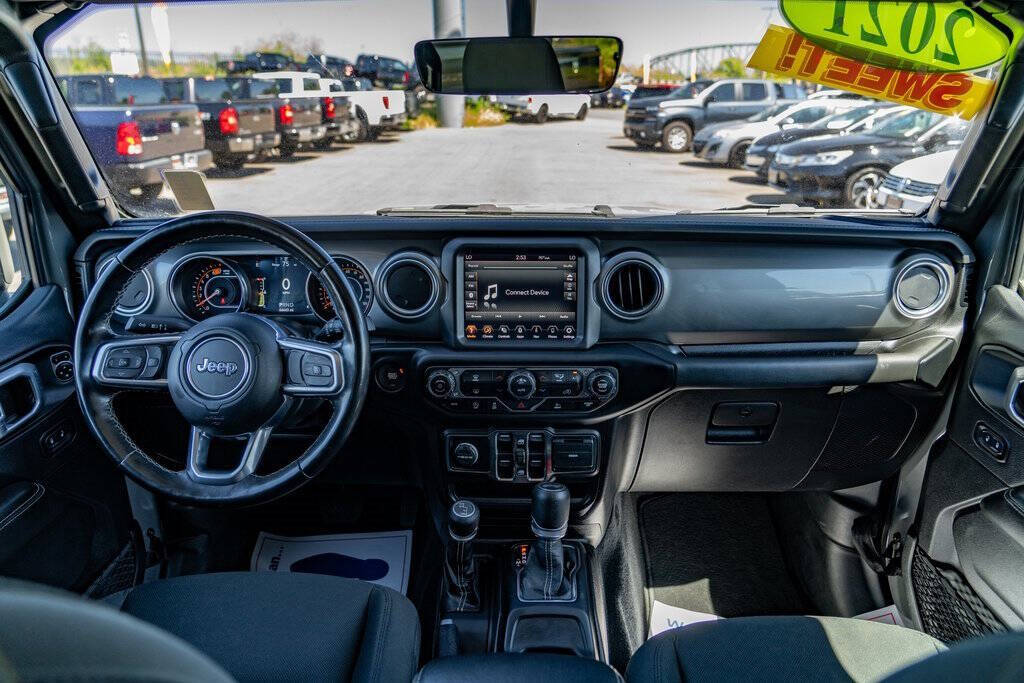 2021 Jeep Wrangler Unlimited for sale at Auto Destination in Puyallup, WA