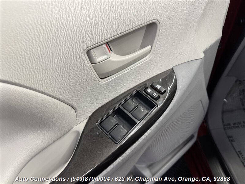 2012 Toyota Sienna LE 8-Passenger