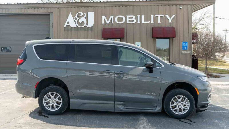 2025 Chrysler Pacifica Select