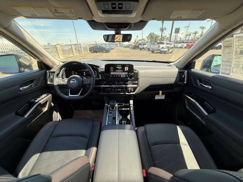 2025 Nissan Pathfinder Platinum