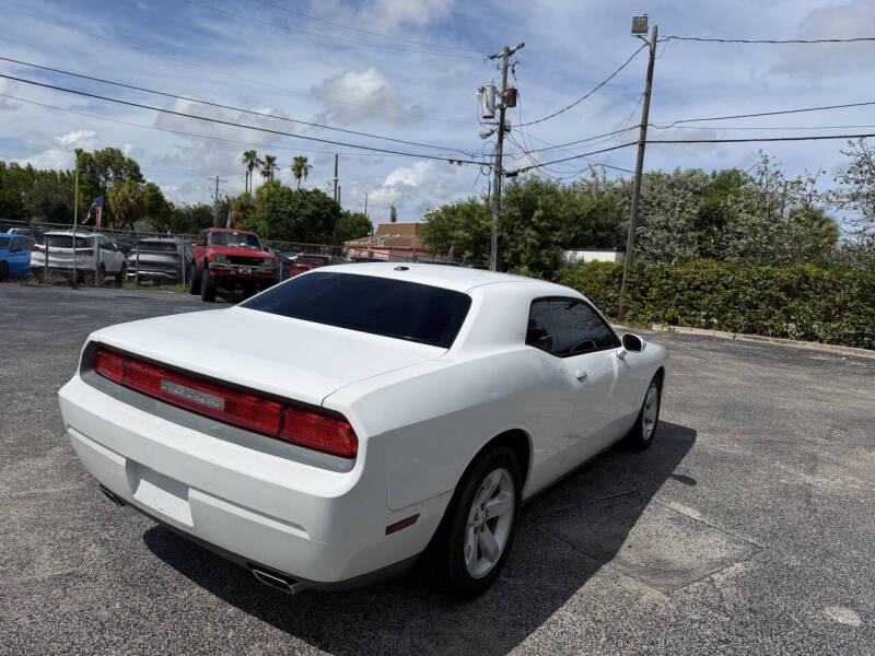 2013 Dodge Challenger SXT Plus
