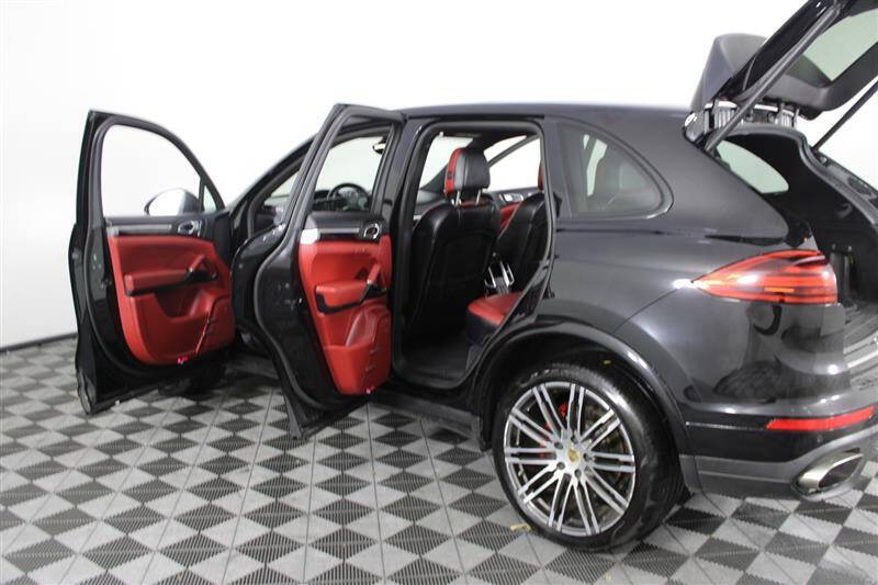 2017 Porsche Cayenne Platinum Edition
