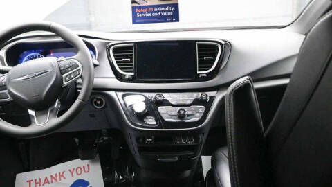 2025 Chrysler Pacifica Select