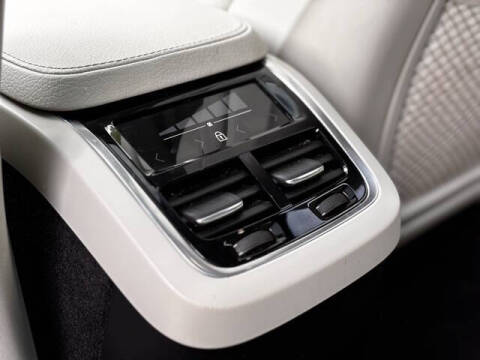 2021 Volvo XC90 T6 Momentum 7-Passenger