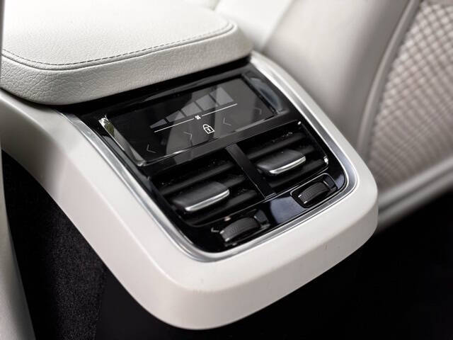 2021 Volvo XC90 T6 Momentum 7-Passenger