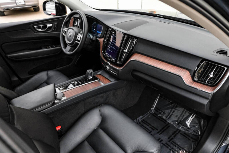 2023 Volvo XC60 B5 Plus Dark Theme