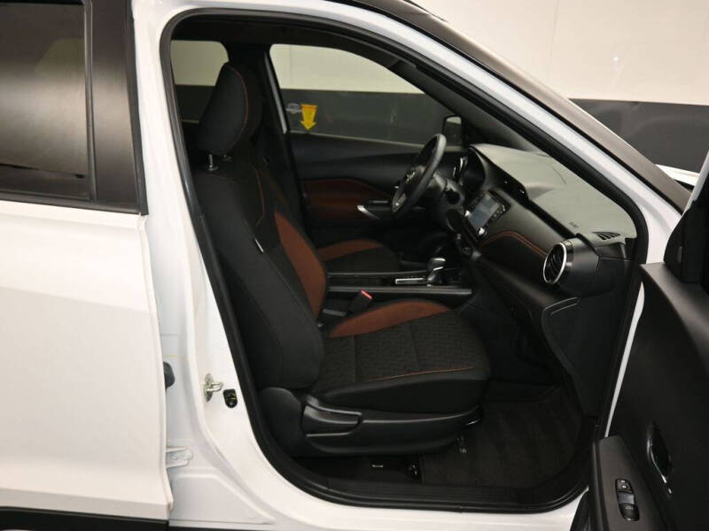 2022 Nissan Kicks SR