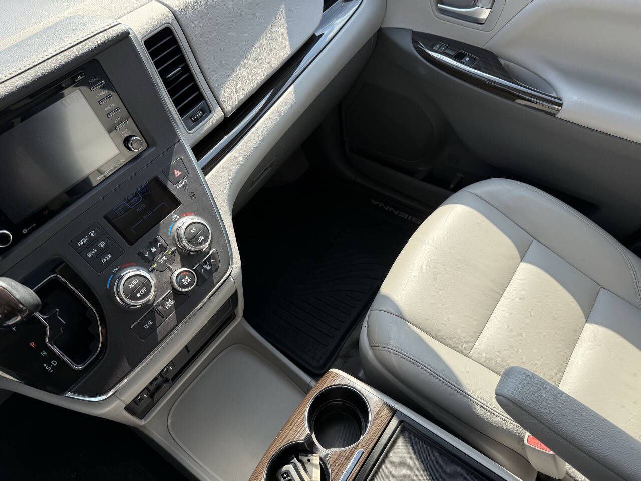 2018 Toyota Sienna XLE Premium photo 22