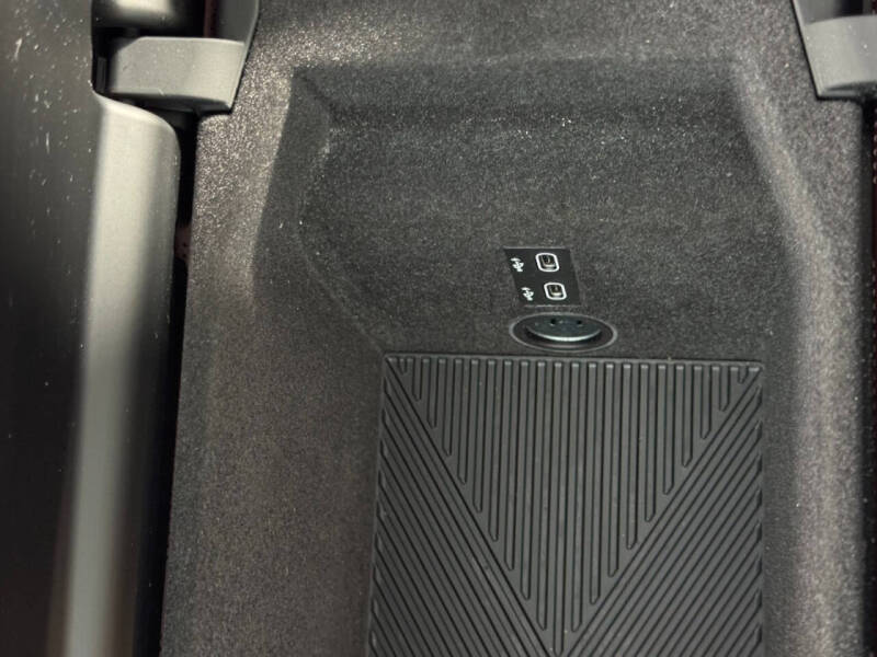 2023 BMW 7 Series 740i