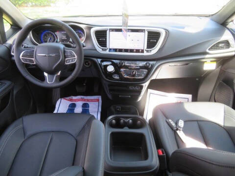 2025 Chrysler Voyager LX