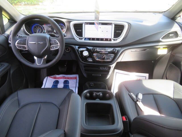 2025 Chrysler Voyager LX