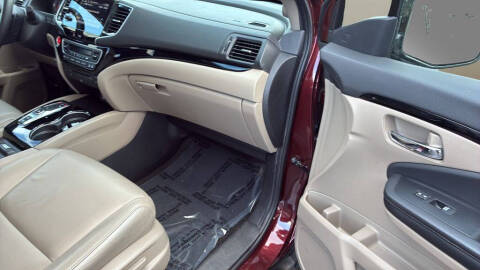 2021 Honda Pilot Touring w/Rear Captain's Chairs