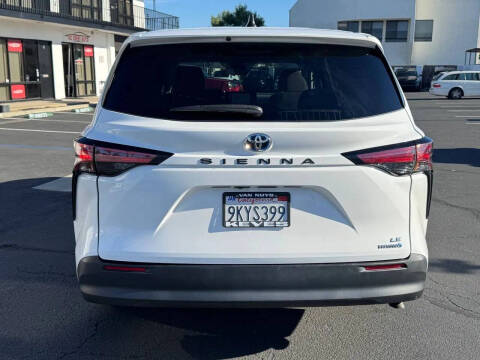 2022 Toyota Sienna LE 8-Passenger