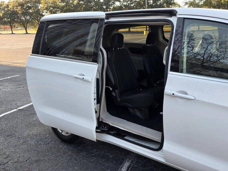 2023 Chrysler Voyager LX