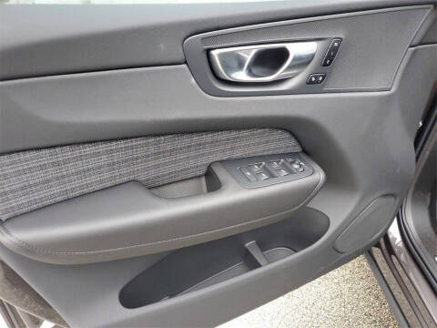 2025 Volvo XC60 B5 Core Dark Theme