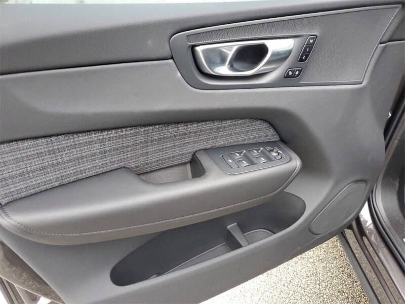 2025 Volvo XC60 B5 Core Dark Theme