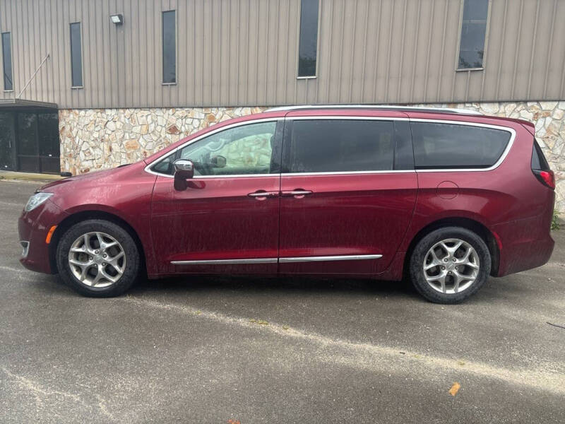 Used 2018 Chrysler Pacifica Limited with VIN 2C4RC1GG1JR273933 for sale in Maysville, KY