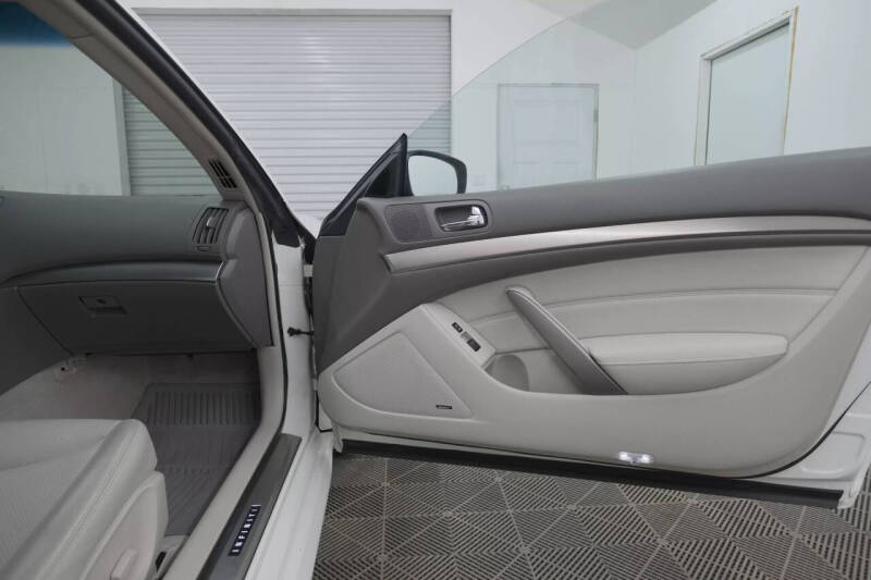 2011 Infiniti G37 Coupe x