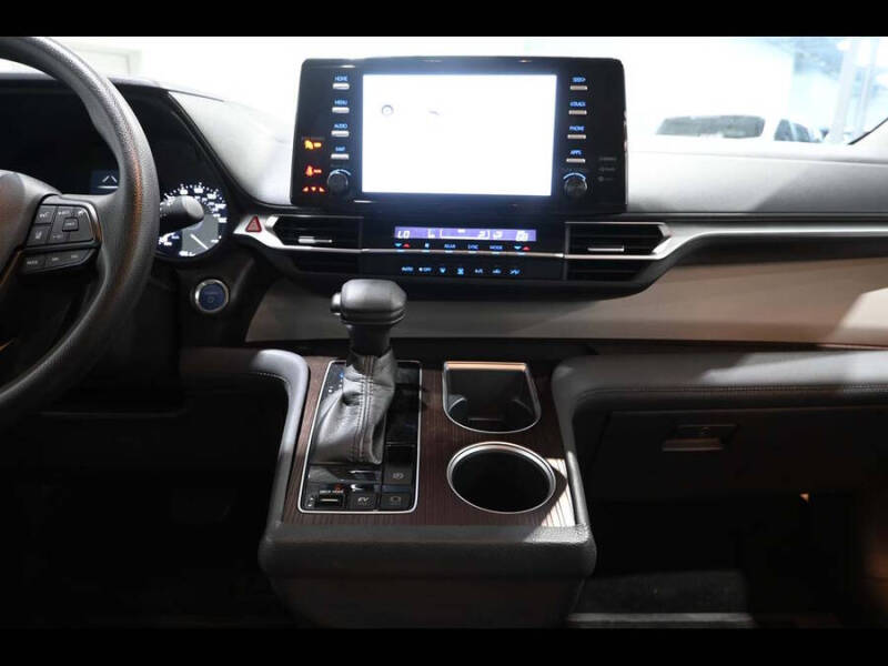 2022 Toyota Sienna LE 8-Passenger