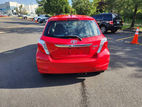 2012 Toyota Yaris 5-Door LE
