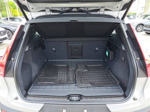 2024 Volvo XC40 B5 Plus Bright Theme