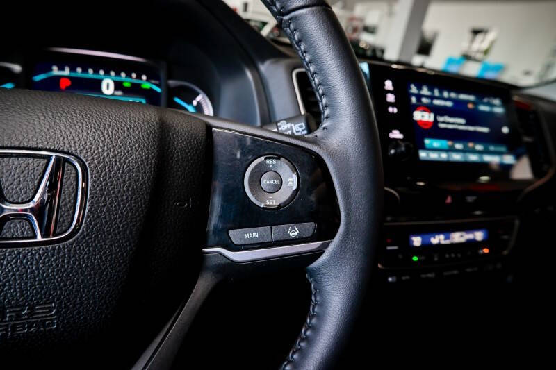 2022 Honda Pilot Touring w/Rear Captain's Chairs