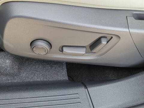 2024 Volvo XC40 B5 Ultimate Bright Theme