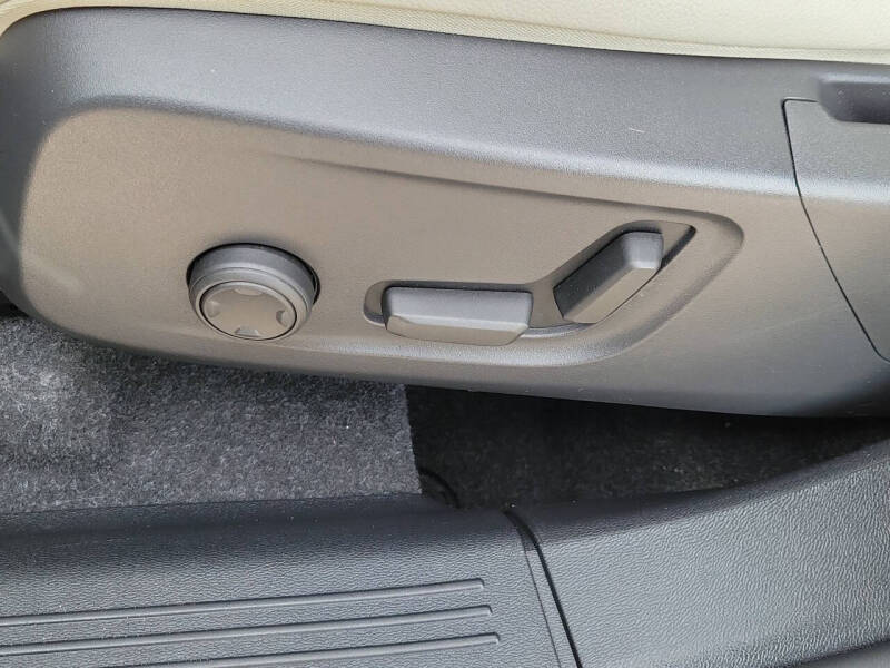 2024 Volvo XC40 B5 Ultimate Bright Theme