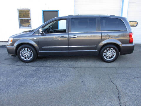 2014 Chrysler Town and Country for sale at Dunne Deals in Crystal Lake IL