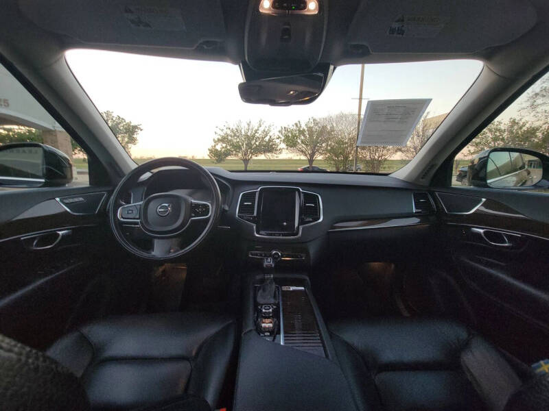 2016 Volvo XC90 T6 Momentum