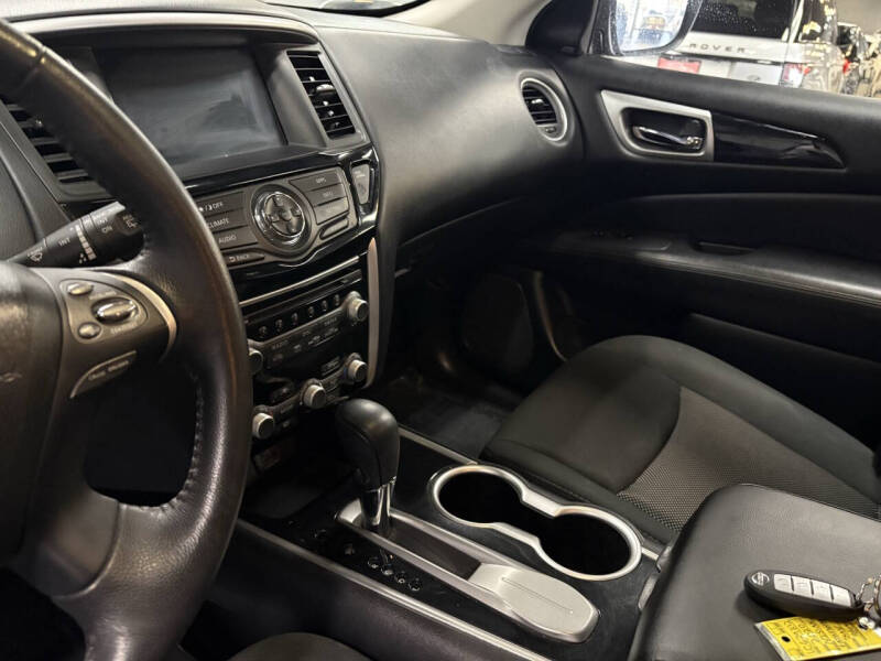 2020 Nissan Pathfinder SV