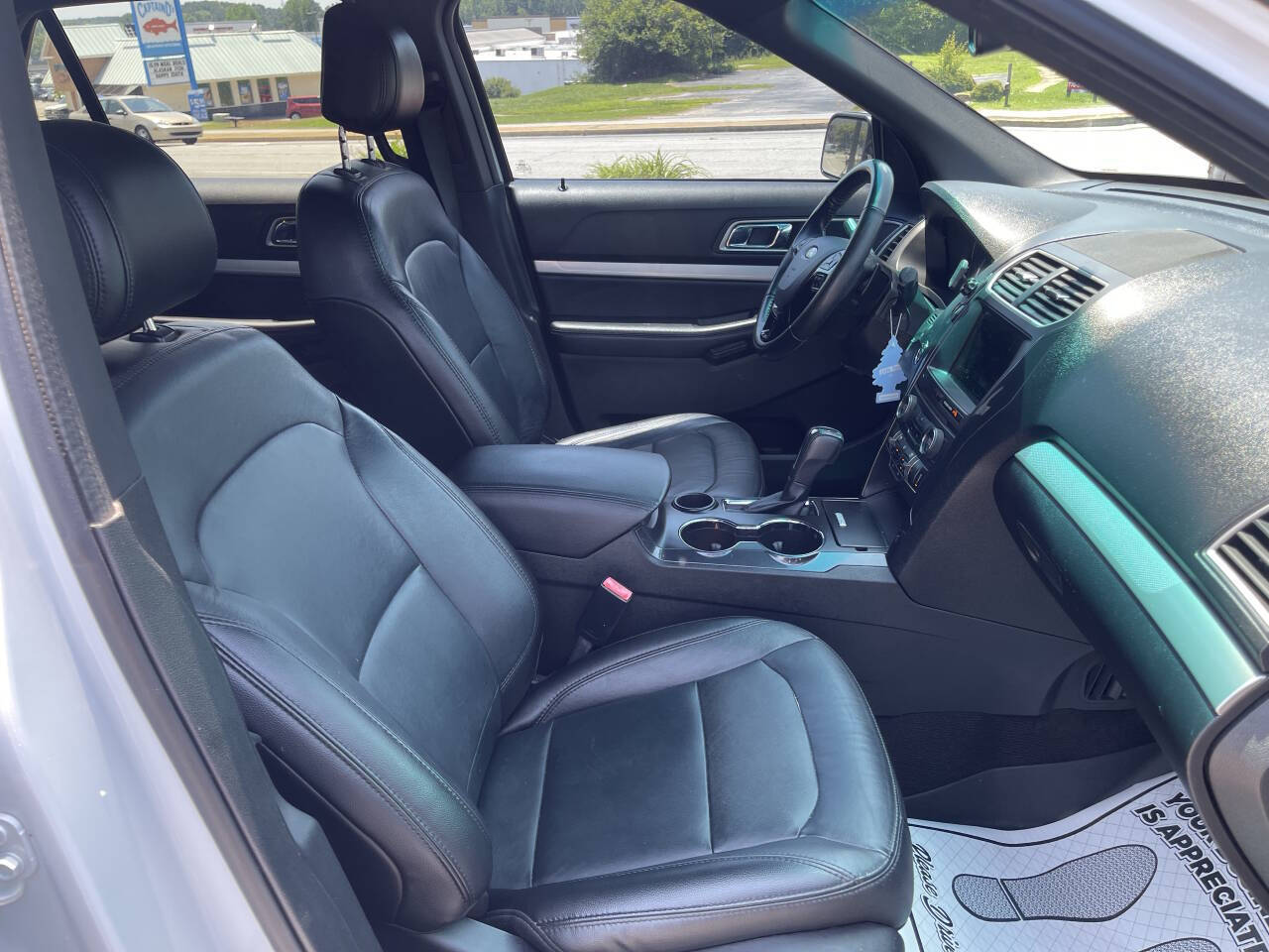 White 2017 Ford Explorer XLT XLT 4dr SUV 10
