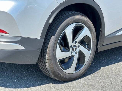 2025 VinFast VF8 Eco