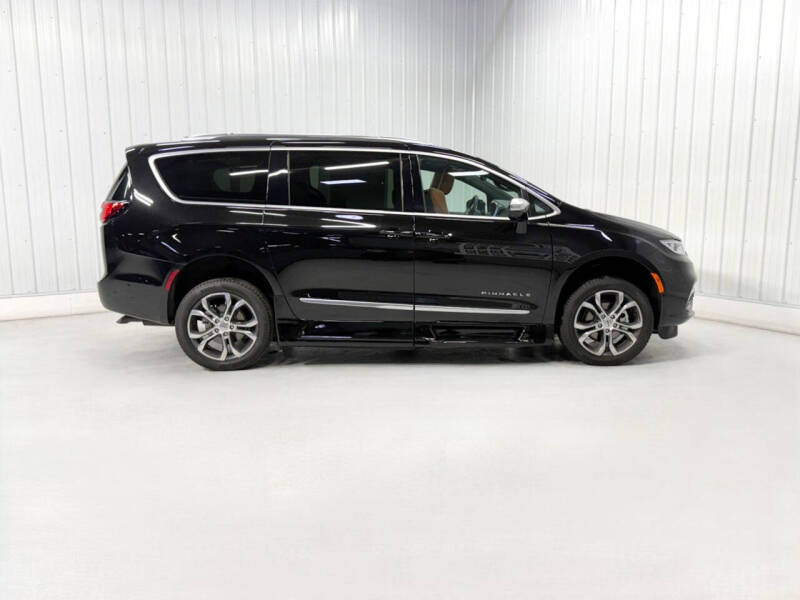 2025 Chrysler Pacifica Pinnacle
