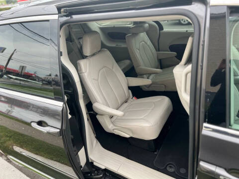 2017 Chrysler Pacifica Touring-L Plus