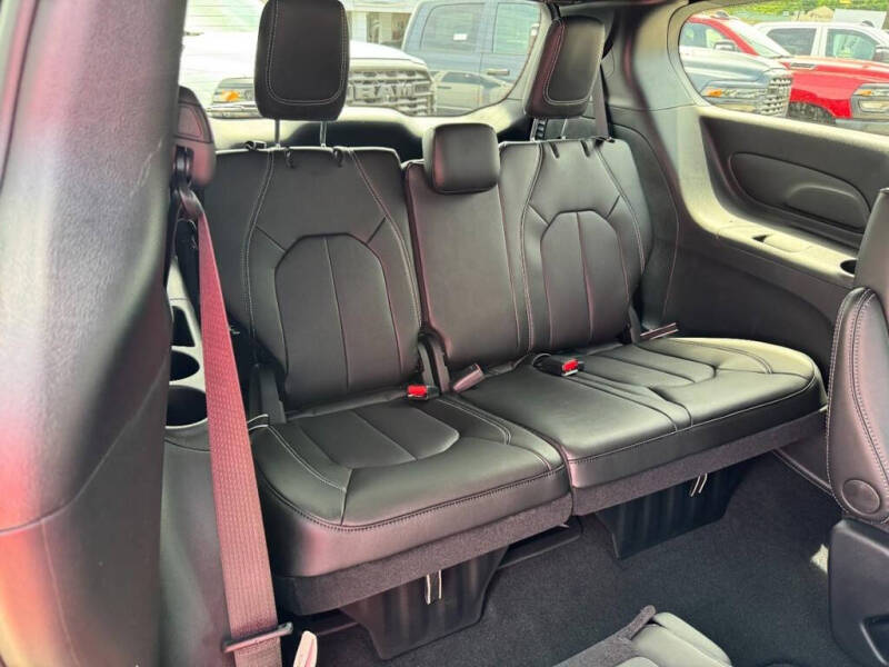 2027 Chrysler Pacifica Select