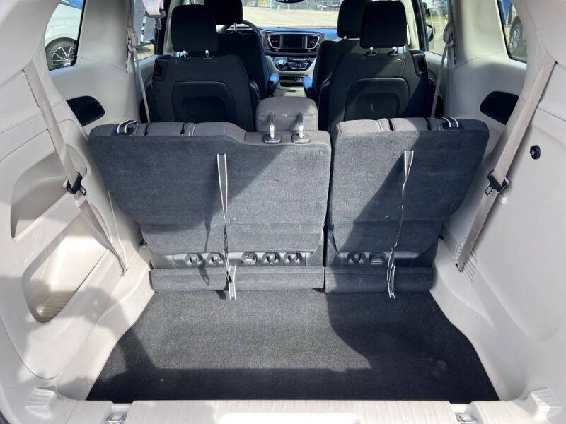 2023 Chrysler Voyager LX