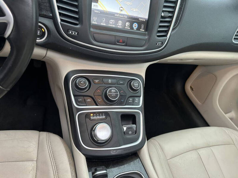 2015 Chrysler 200 C photo 19