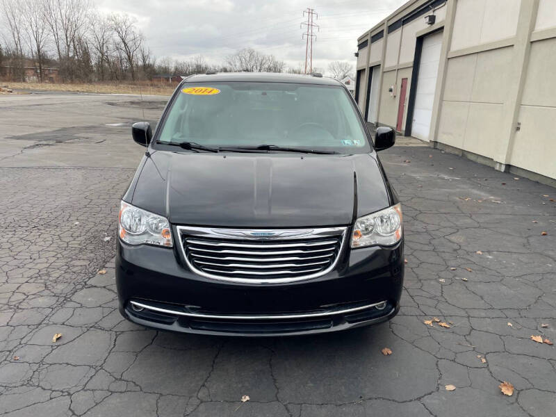 2014 Chrysler Town & Country Touring photo 2