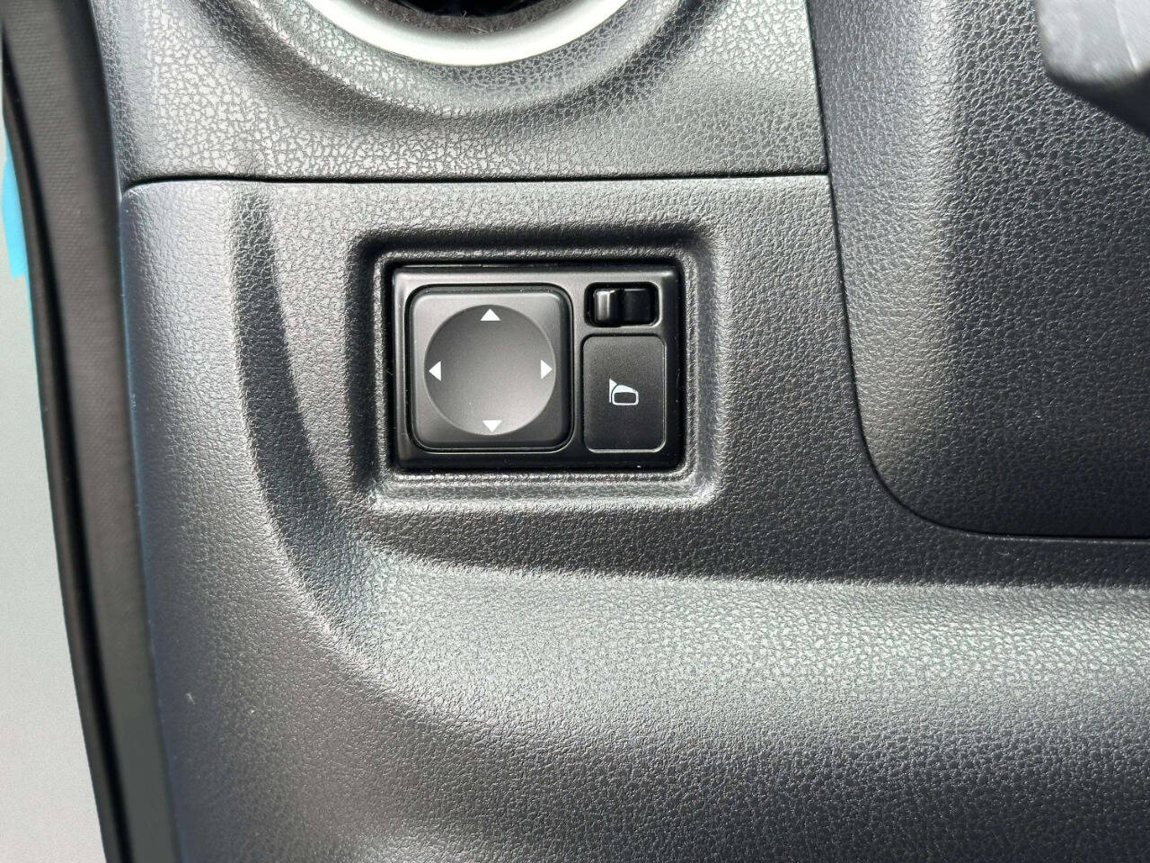 NissanVersa Note25